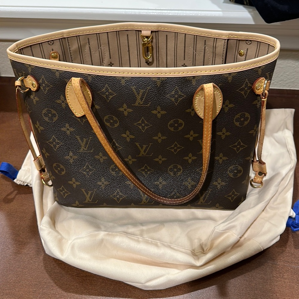 Adorable pre loved small never full authentic Louis Vuitton bag
